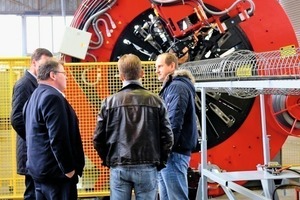  <div class="bildtext">Apilion-Geschäftsführer Lothar Hartenbauer (vorn links) präsentierte am 26. März Besuchern die ASMS 150 Korbschweißmaschine</div> 