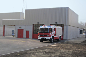  Die Fassade des neuen Feuerwehrgerätehauses besteht aus hoch dämmenden, glasfaserbewehrten Stahlbetonsandwichwänden 