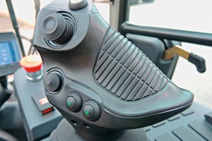  Ergonomischer Joystick für Hubfunktionen und Anbaugerät. Alle Bewegungen sind vollpropor­tional gesteuert  