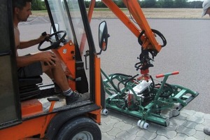  Fig. 1 Hunklinger paver clamp at the paver laying machine. 