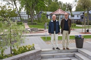  Abb. 1 Karl-Erik Bender, Vorstandsvorsitzender und Ove Bender, Geschäftsführer vor dem Musterpark am Stammwerk. 