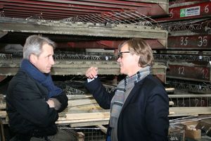  General Manager Klaus Weitzenbürger (right) outlines the individual working steps of the production 