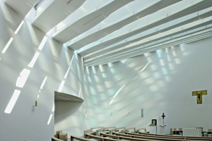  The interior is marked by the light effects created by the rooflights that should be reminiscent of light refraction in water 