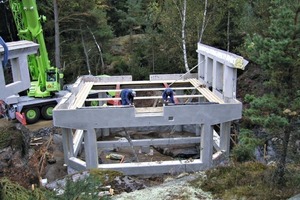  Montage der Betonwände des viereckigen Obergeschosses 