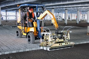  The Blue-Yellow Eagle in action – the VM-301-K-Pavermax laying machine 