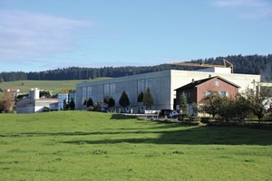  The façade of ­Hermann Rudolph Baustoff­werke at the access road in Ellhofen  