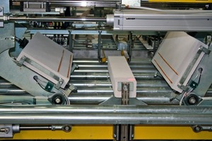  Abb. 2a and b Die Porenbetonplatten werden in der Klebestation mit einem speziellen Heißkleber zu einer robusten U-Schale geklebt. 