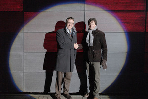  Prof. Thomas Gries und Dr. Andreas Roye stehen im Rampenlicht vor der neuen Fassade 