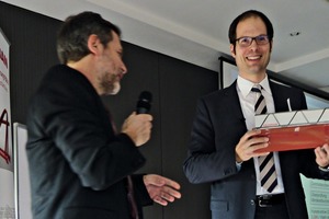  Dr.-Ing. Johannes Furche (links) bedankt sich für den Vortrag über Nachweise zum Durchstanzen bei Dr.-Ing. Marcus Ricker von der Firma Halfen 