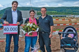  Das Bauherrenpaar Schmitz in Remagen war glücklicher Empfänger des 40.000sten Glatthaar-Fertigkellers 