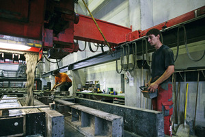  The concrete is poured through a vectorial, swiveling casting unit, which is operated by a worker right next to it using a mobile control panel 