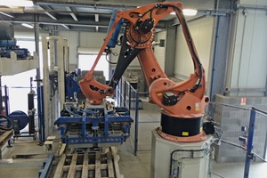  Equipped with four clamps, one Kuka KR 700 cubing robot can load 700 kg 