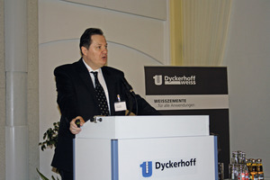  Prof. Dr. Josef Felixberger, BASF/PCI Augsburg, gab Anregungen für die Verlegung von Betonwerksteinen 