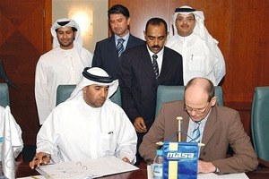  Fig. 1 Signing of the contract: Delivering a AAC plant with a daily capacity of 1,200 m³. Mr. Khalaf Al Mazurei, Bena and Mr. Jörg Hülsiggensen, Masa-Henke. 