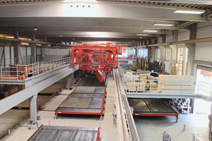  The carrousel plant for the manufacture of double walls supplements the company’s portfolio. In the adjacent hall, lattice girder floors and precast stairs are already manufactured 