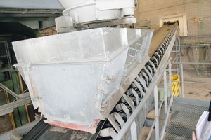  Fig. 3 Surge bin: this module ensures the required material flow as determined by laser in the feeding hopper. Abb. 3 Zwischenbunker: dieses Modul sichert den über Laser im Fülltrichter ermittelten notwendigen Materialfluss. 