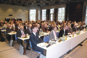  Zahlreiche Tagungsteilnehmer trafen sich im Vortragssaal des Sheraton Frankfurt Congress Hotel 