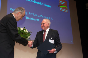  Prof. Dr.-Ing. Prof. h.c. Dr.-Ing. E.h. Hans-Wolf Reinhardt nimmt den Preis vom Vorsitzenden des DBV, Dipl.-Ing. Klaus Pöllath entgegen  