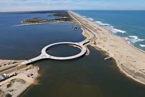  <div class="bildtext">Die Brücke über die Garzón-Lagune wurde mit dem Ziel geplant, die Bezirke Maldonado und Rocha an Uruguays Atlantikküste zu ­verbinden</div> 
