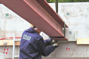  One of the two steel beams is being mounted; these steel beams connect the external walls at ground-floor level 