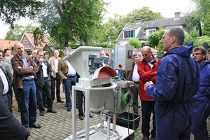  Fig. 1 The subsequent demonstration with the cone shaped laboratory mixer of Kniele was very informative for the entire audience. 