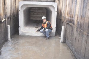  Figures 4a and 4b Photo with Scott Lander of Hamilton Kent illustrates the tight space for lowering the precast and the tongue-and- groove shoring with cross beams used to support the walls against the high water table and earth loads.  