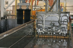  Fig. 9 The mold is cleaned in a fully automated process (left), and a roller is used to apply a release agent prior to the next casting cycle. 