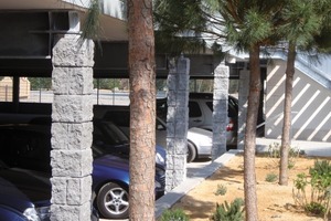  Fig. 1 One of the 114 columns with the visual effect of natural stone in the parking garage of Europa-Park Rust. 