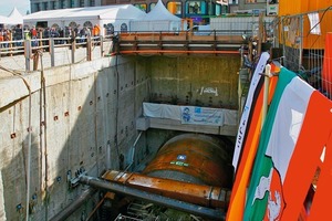  Abb. 1  Am Tag der Tunneltaufe des Bauloses 2 der neuen Wehrhahn-Linie waren neben den zahlreichen Baubeteiligten auch vieleDüsseldorfer Bürger erschienen, die einmal einen Blick in die Tiefe wagten.   