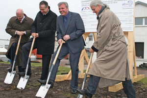  Andreas Krey, Frank Belkner, Andreas Bausewein und Stefan Nitschke (v.l.n.r.) beim symbolischen Spatenstich für das neue Bildungszentrum in Erfurt 