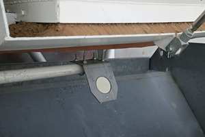  A Litronic FMS II sensor mounted under a silo 