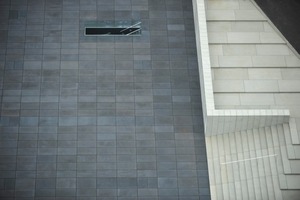  Fig. 1 Using color slurries, it is possible to color the concrete in almost any shade – from eye-catching to subdued (paving zone at European Court of Justice).Abb. 1 Mit den Farbslurries kann der Beton nahezu jede Farbe annehmen – von auffällig bis dezen (Fläche vor EGH). 