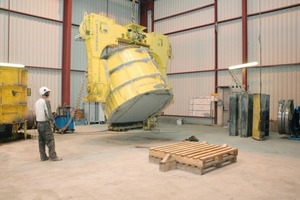  Fig. 3 Several tonnes are lifted when the unit is turned into its final installation position. One worker is responsible for the complete process.Abb. 3 Mehrere Tonnen werden beim Wenden in die spätere Einbauposition bewegt. Ein Arbeiter ist für alle Abläufe verantwortlich. 