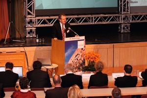  Fig. 6 Prof. Dr.-Ing. Harald S. Müller during his speech „The tensile splitting test – new insights and their implications“. 