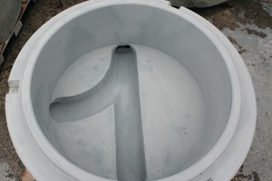  Fig. 2 Primuss manhole base consisting of high-strength concrete with a low w/c ratio.Abb. 2 Primuss-Schachtunterteil mit hoher Festigkeit und niedrigem w/z-Wert. 