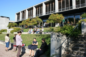  In den Kaffee-Pausen diskutierten die Wissenschaftler bei bestem Wetter auch auf der Terrasse der Weimar-Halle  