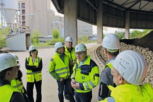  The successful conclusion of the event was the guided tour through the Göllheim cement plant of ­Dyckerhoff with director Rüdiger Matheis, manager of the plant group south (center) 