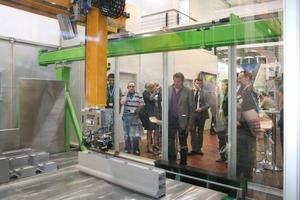  Abb. 6 Sicher hinter Plexiglas präsentierte Sommer Anlagentechnik GmbH den neuen Schalungsroboter. 