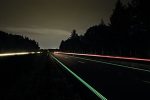  Der Smart Highway, die Autobahn N329 in Oss in den Niederlanden. Die Fahrbahn­markierungen oder „Glowing lines“ laden sich tagsüber durch das Sonnenlicht auf und leuchten nachts zehn Stunden lang 