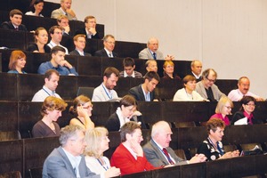  Fig. 1 Among the audience coming from all over the world both professors and students were represented.Abb. 1 Unter den Zuhörern aus aller Welt waren gleichermaßen Professoren wie Studenten anzutreffen. 