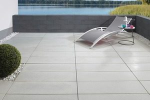  Elegant und modern wirken die Simcon-Terrassenplatten von Kann mit ­ebener Oberfläche 