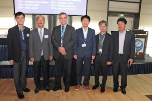  David R. Smith, Technical Director of the Interlocking Concrete Pavement Institute (ICPI) and new SEPT CEO, with the delegation from Seoul, which will organize the next ICCBP 2018 in the South Korean capital 