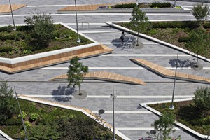  Der „Liberty Park“, ein frei zugänglicher Dachgarten mit vier spitzformatigen Pflanztrögen aus ­Ducon, mikrobe­wehrtem Hochleistungsbeton 