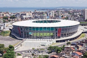  Das Stadion von Salvador da Bahia öffnet sich hufeisenförmig zum Tororo-See. In die Öffnung eingehängt ist eine Brückenebene mit einem großen Freiluftrestaurant  