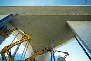  The underside of the ceiling textured with the NOEplast plaster design ­Trier 3 provides for a good room acoustics inside the hall. A total of about 400 m² of textured formliners were used. 