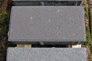  Comparison of anthracite-colored concrete paving blocks: the block on the top contains 0.4 % Murasan Hydrotech 884 and shows the best results 