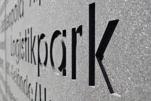  Sharp-edged letters create a very clear typeface 