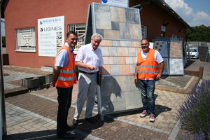  Werksleiter Christophe Blank, Firmenchef Patrick Heinrich und Produktionsleiter Aldo Rossi (v. l. n. r.) diskutieren im Werk Wittenheim die Neugestaltung der Musterwände 