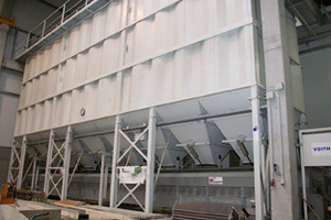  Fig. 3 The row-type silo plant with dosing flaps and weighing conveyor at the head end of the production building.  