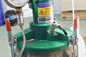  Pressure gauge at container bottom 